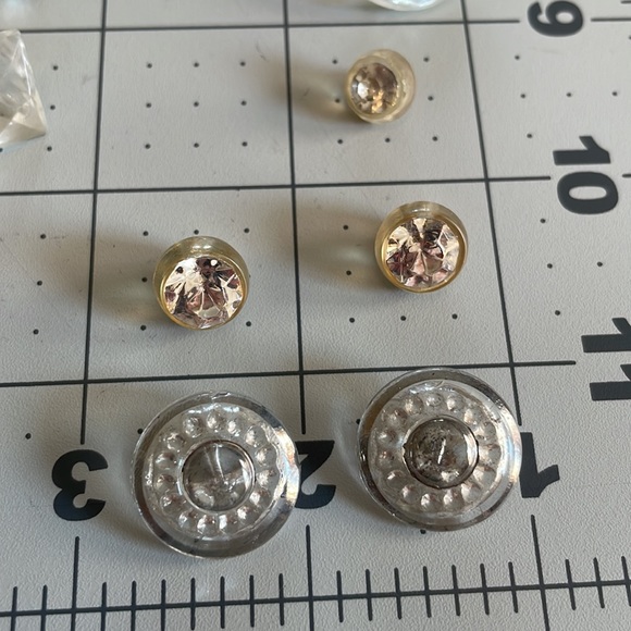Assortment of vintage clear glass and plastic buttons - Picture 3 of 16